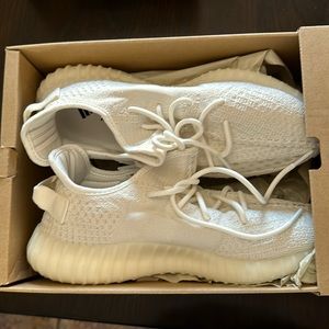 Yeezy Boost 350 V2 in White never worn outside